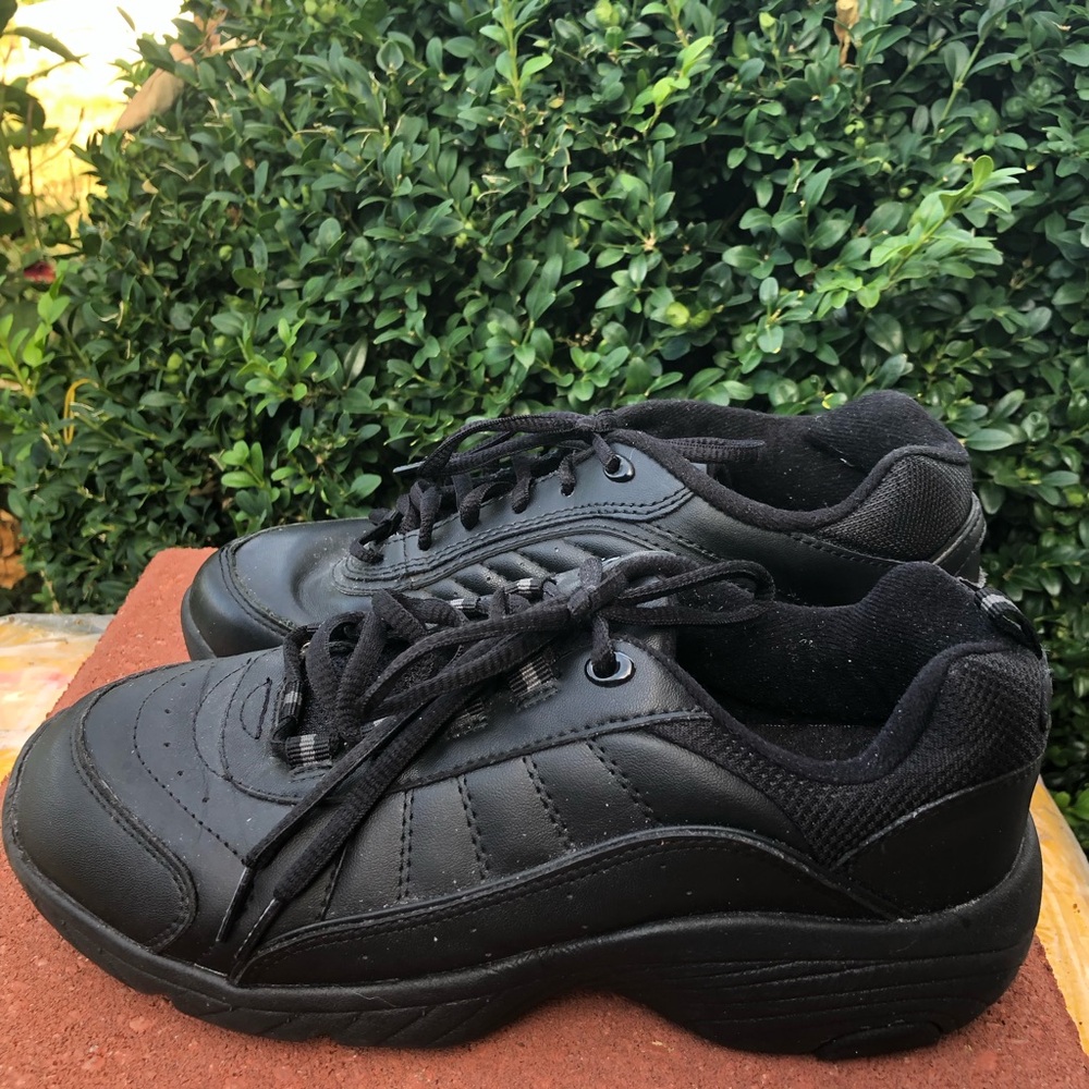 Easy Spirit Essoar womens black sneakers Size 6.5W